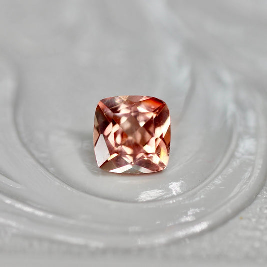 バイカラーラブラドライト 0.26ct クッションカット 4.2mm×4.2mm×2.8mm【MJ2561】