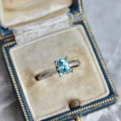 ブルージルコン ペアシェイプカット 0.76ct 6×4.5mm 【MJ2453】