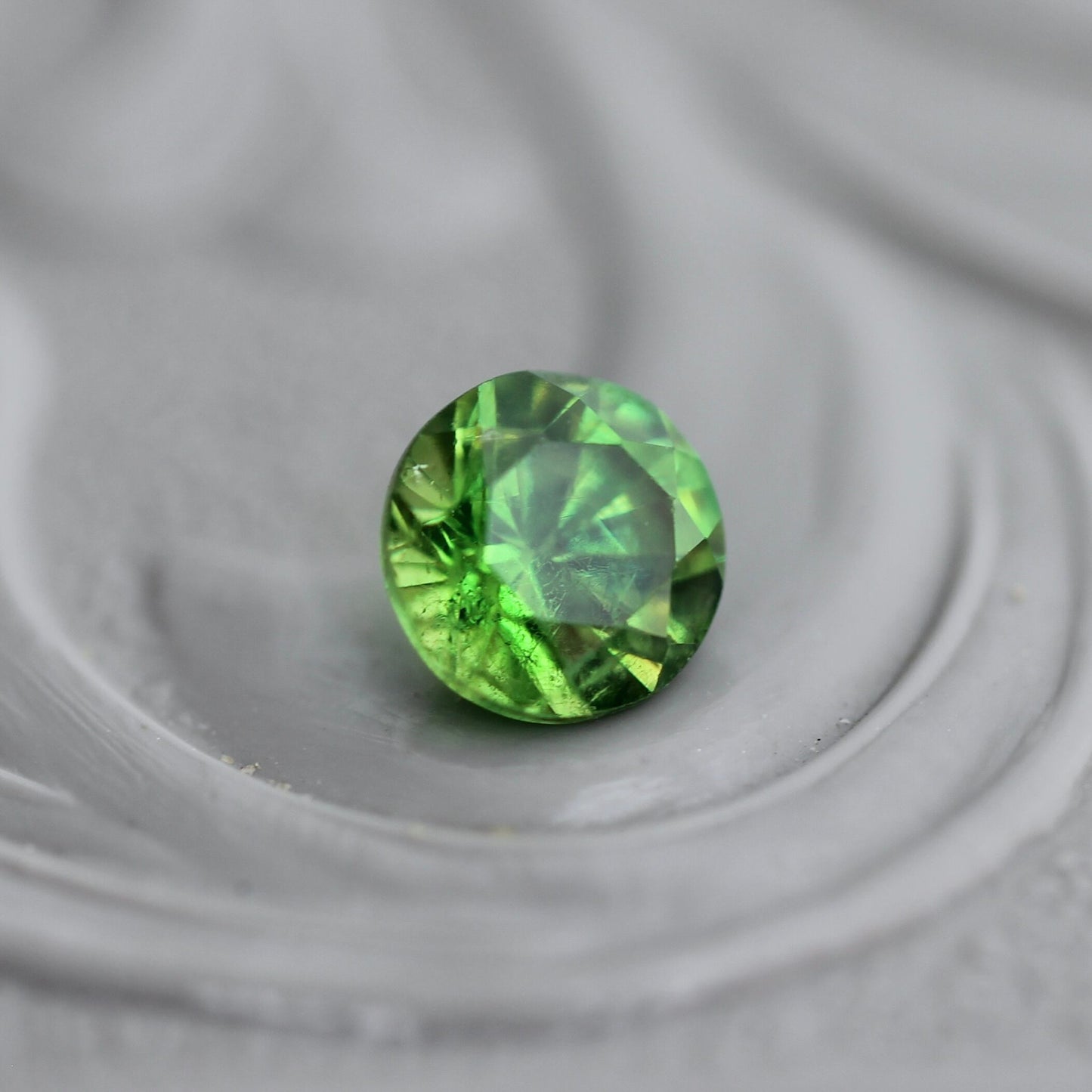デマントイドガーネット 0.38ct 4.2mm 【MJ2409】