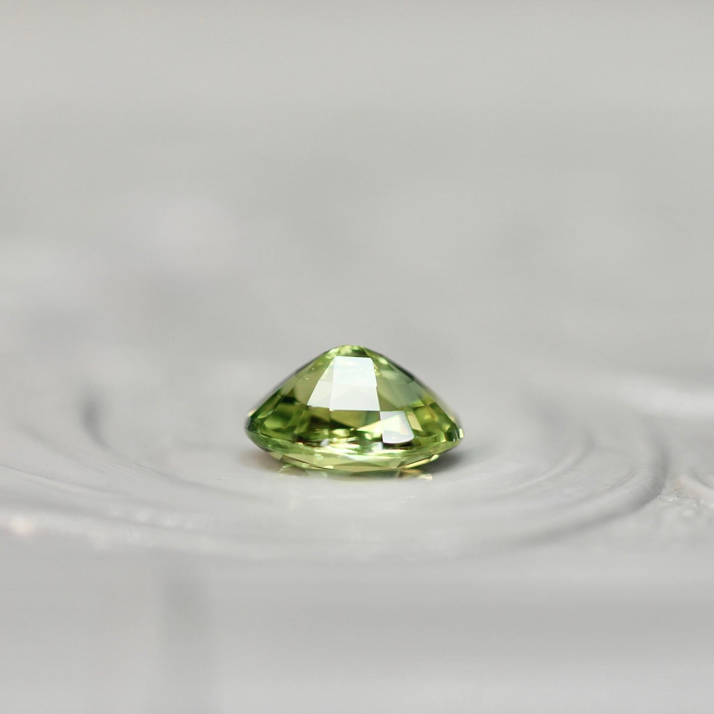 バイカラーサファイア 0.47ct オーバルカット 5.3mm×4.0mm×2.9mm【MJ2590】