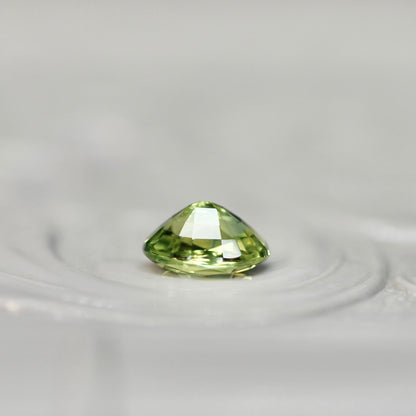 バイカラーサファイア 0.47ct オーバルカット 5.3mm×4.0mm×2.9mm【MJ2590】