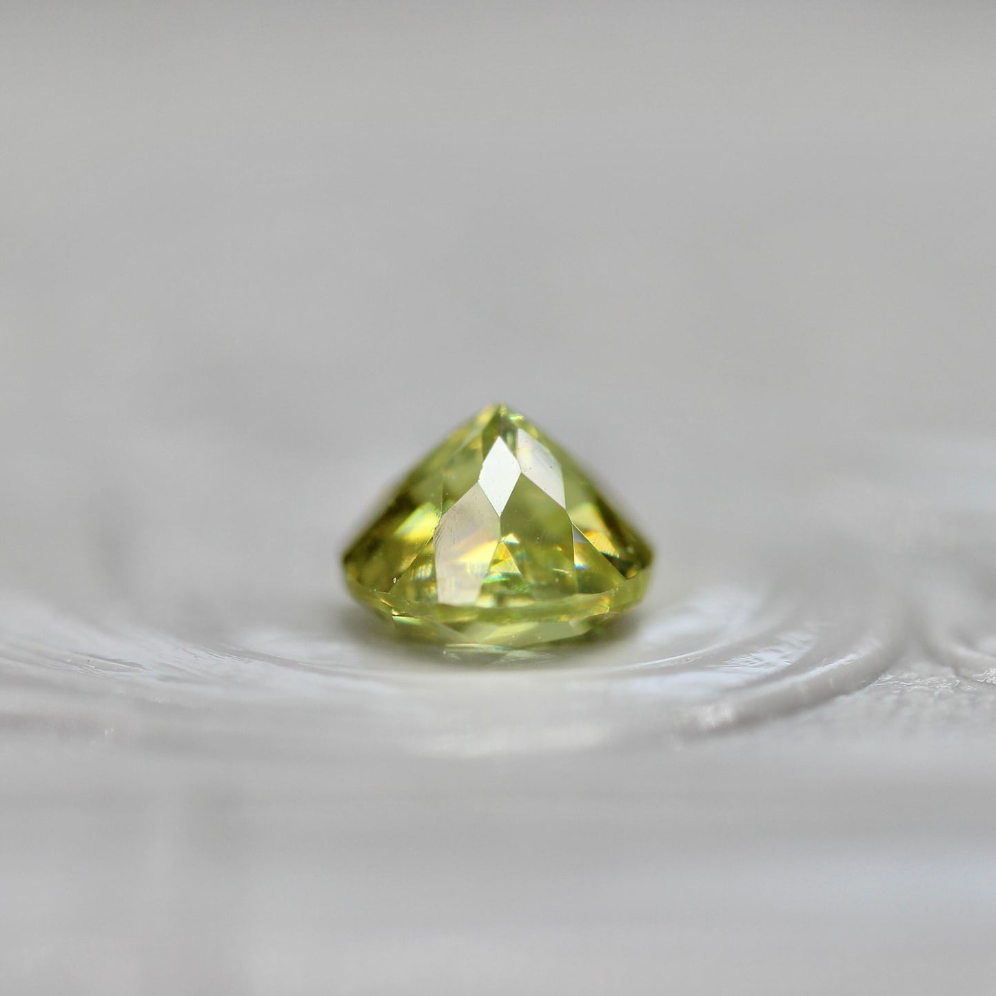 スフェーン 0.74ct ラウンドカット 4.9mm×4.9mm×3.4mm【MJ2721】