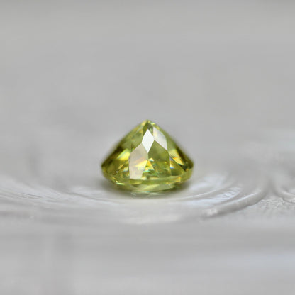 スフェーン 0.74ct ラウンドカット 4.9mm×4.9mm×3.4mm【MJ2721】