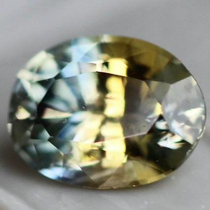 バイカラーサファイア 0.2ct 3mm×3.9mm 【MJ2418】