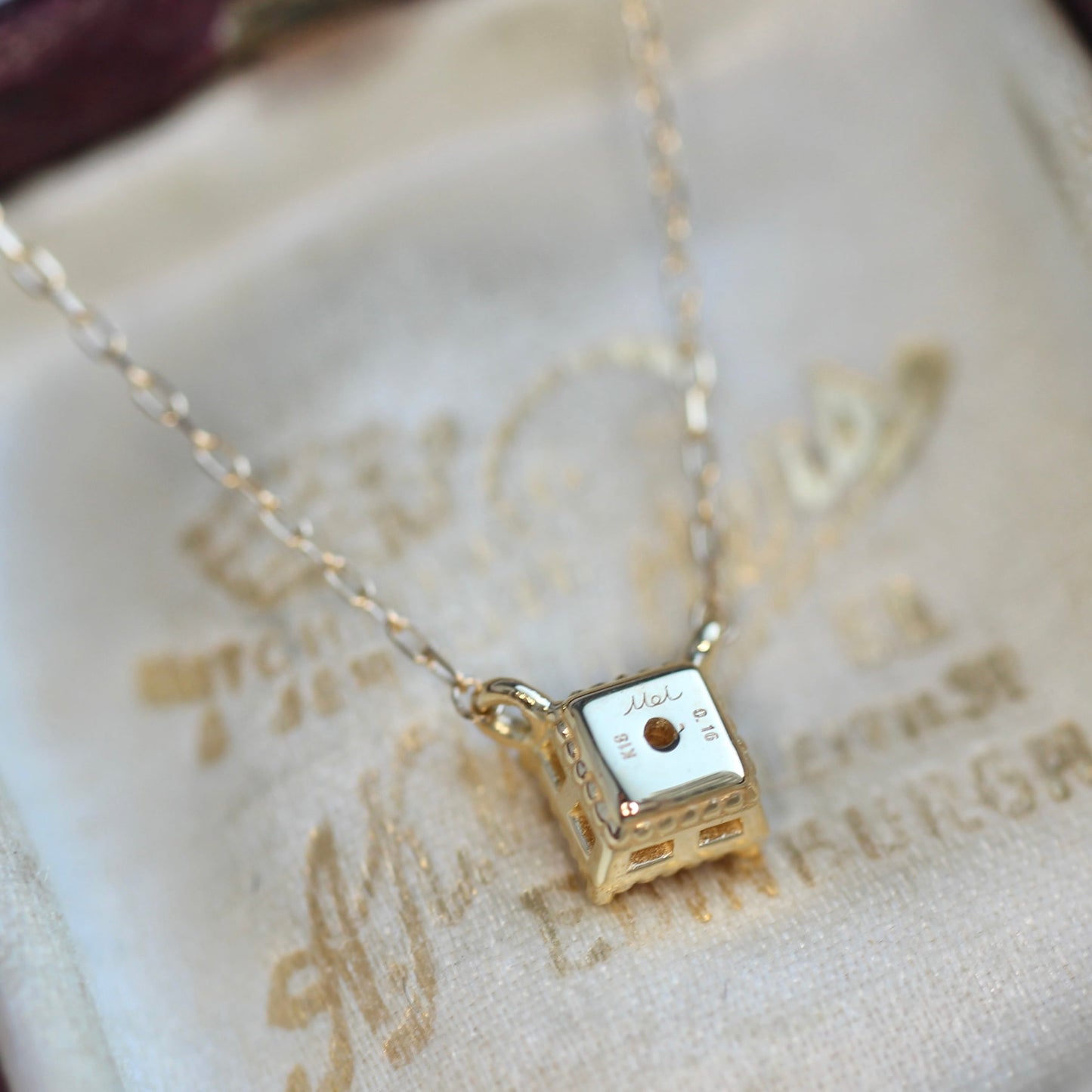 アヤナスピネル 0.16ct 3mm×3mm K18YG ミルフレーム ネックレス 【MJ2408】