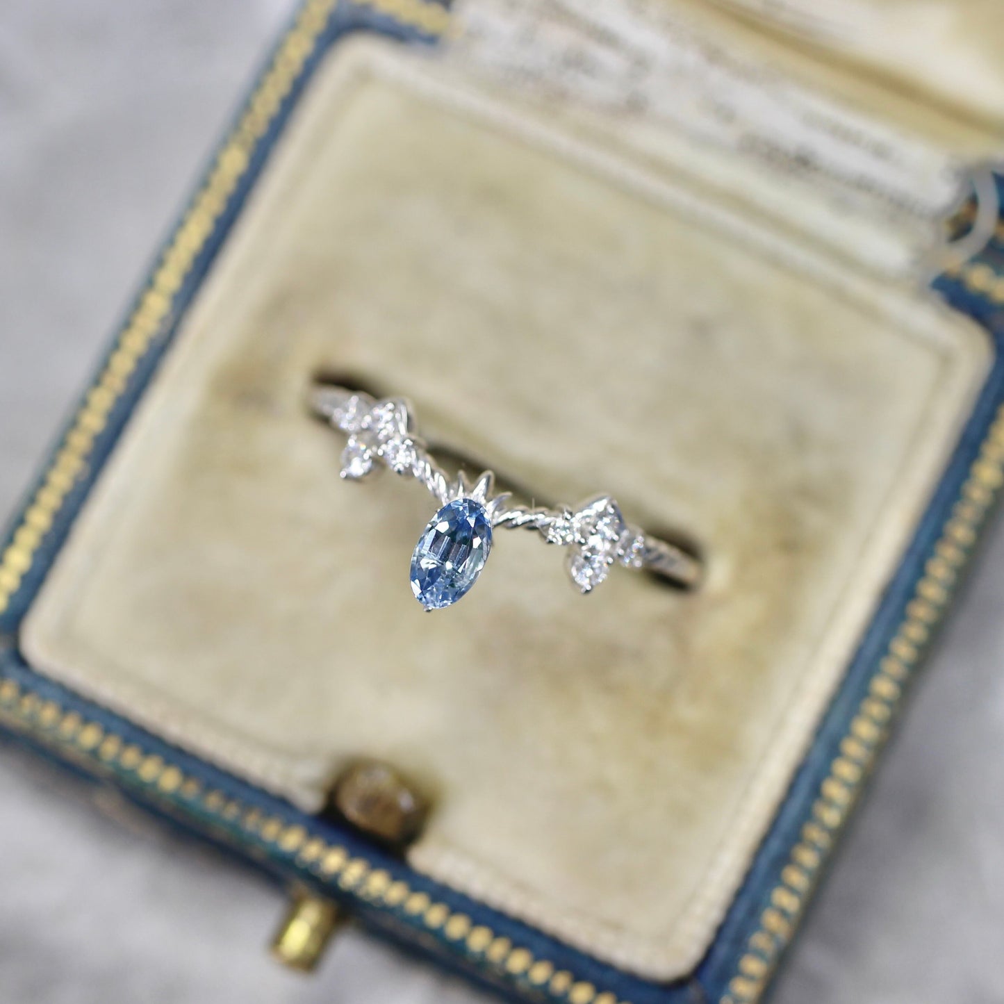 モンタナサファイア 0.27ct オーバルカット  4.9mm×2.9mm×2.2mm【MJ2734】