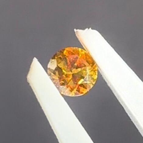 スフェーン 0.12ct 3mm 【MJ2428】