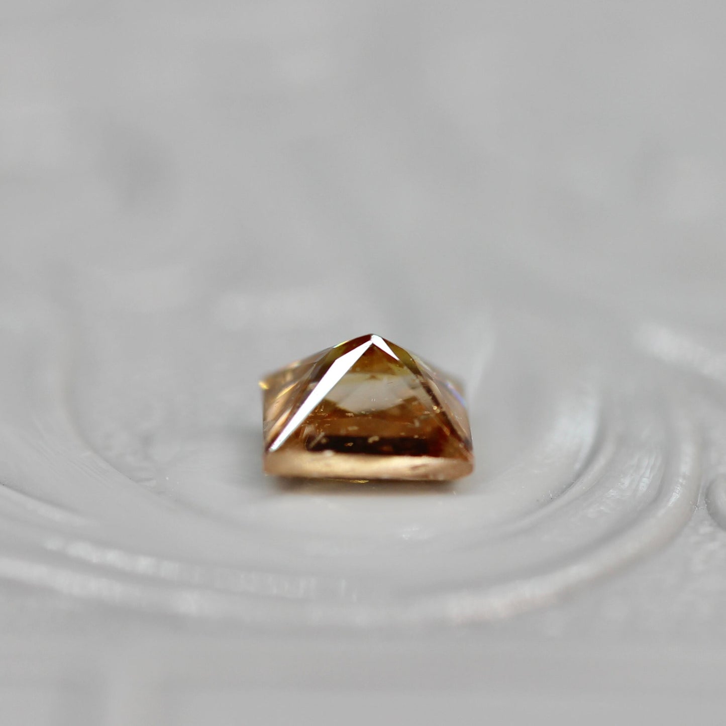 スクエアカット バイカラーキャシテライト 0.85ct 4.1mm×3.6mm×2.2mm【MJ2616】