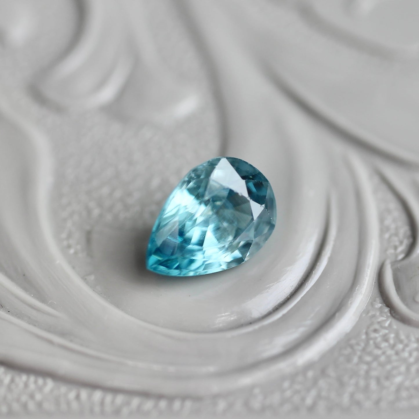 ブルージルコン ペアシェイプカット 0.76ct 6×4.5mm 【MJ2453】