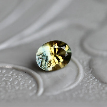 バイカラーサファイア 0.2ct 3mm×3.9mm 【MJ2418】