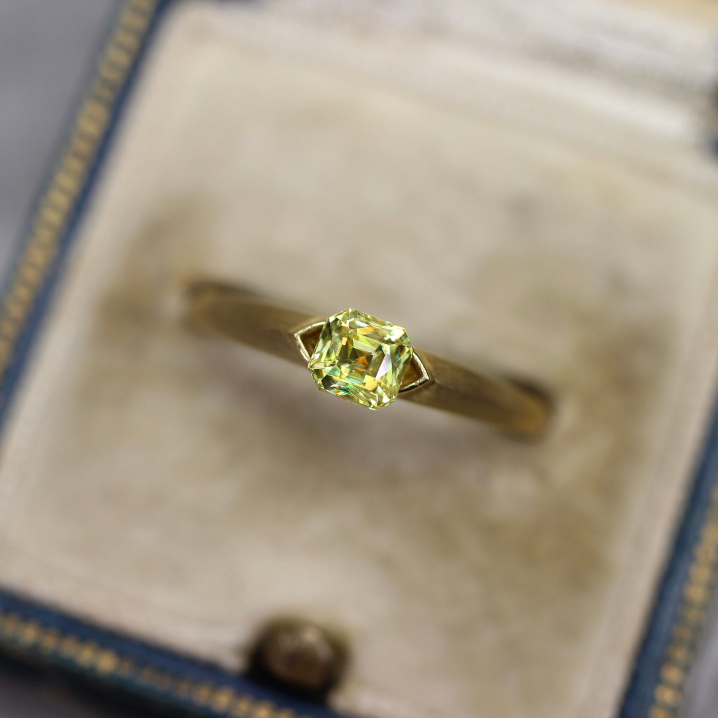 スフェーン 0.50ct ラディアントミックスカット 4.0mm×3.7mm×2.8mm【MJ2724】