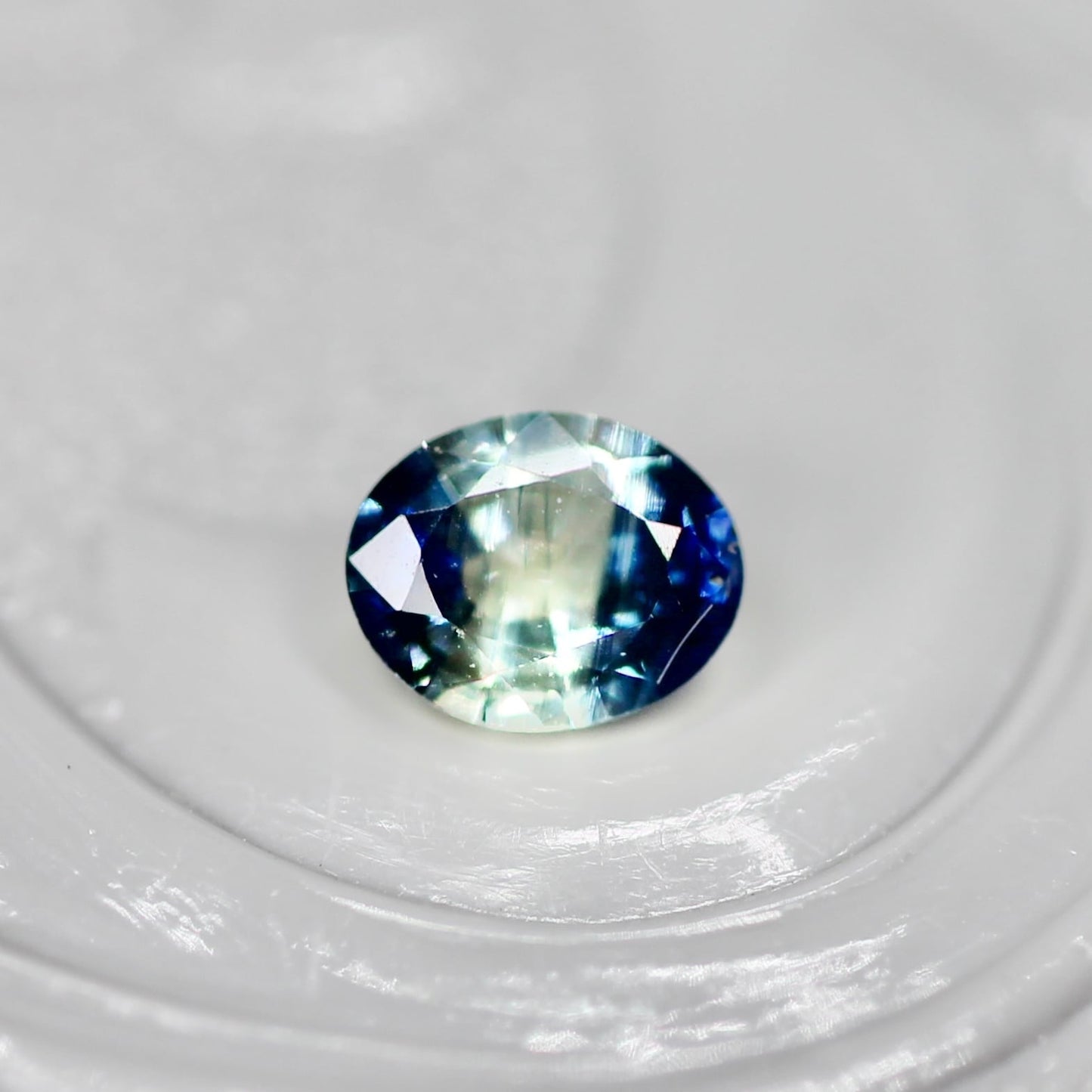 バイカラーサファイア 0.20ct オーバルカット 4.1mm×3.3mm×2.0mm【MJ2558】