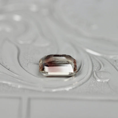 エメラルドカット バイカラーラブラドライト 0.82ct 6.5mm×4.4mm-3.1mm 【MJ2513】