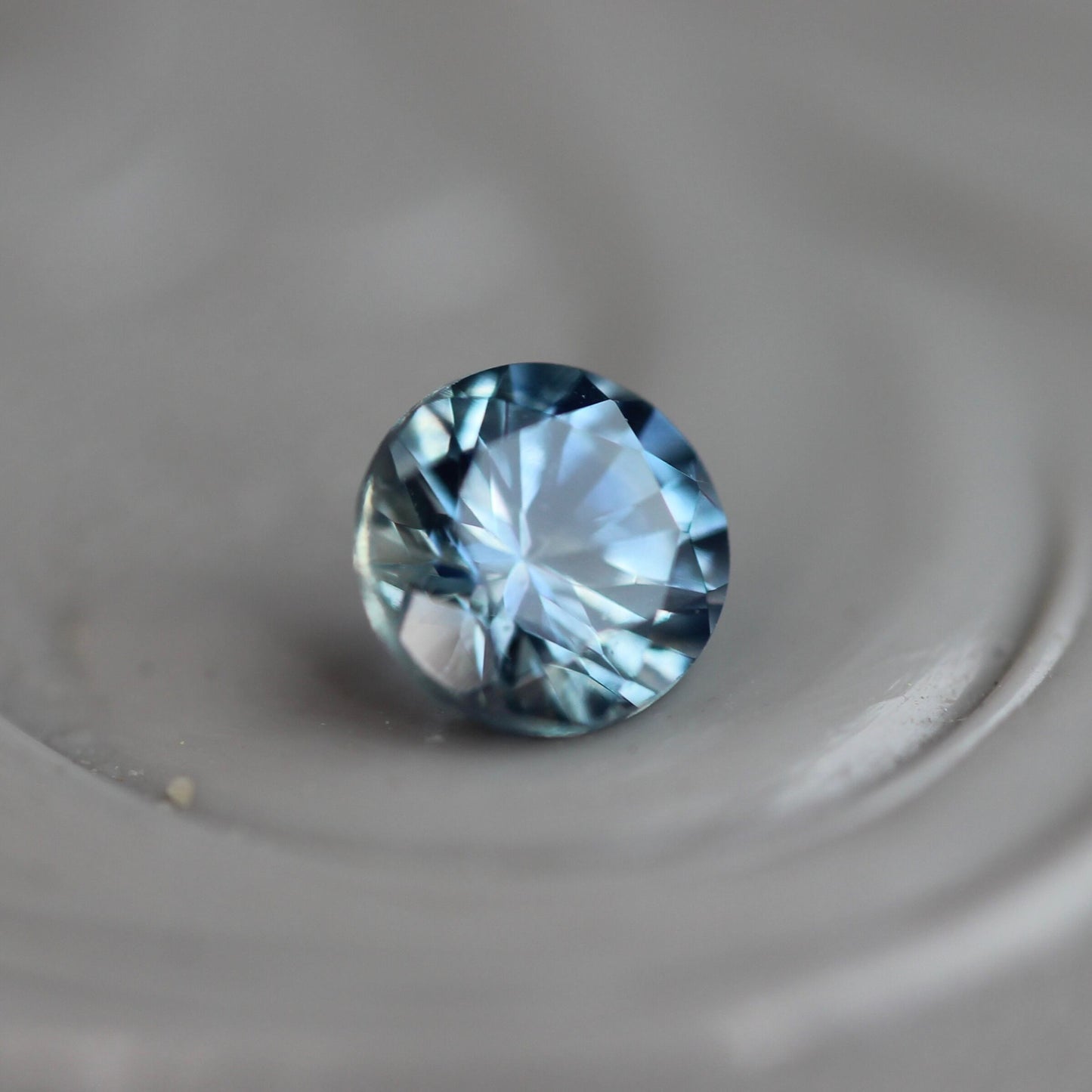 モンタナサファイア 0.27ct 3.7mm アメリカ・モンタナ州産 蘭 【MJ2425】