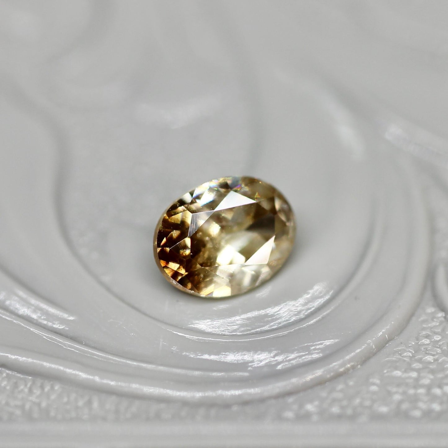 オーバルカット バイカラーキャシテライト 0.83ct 5.1mm×4.2mm×2.1mm【MJ2620】