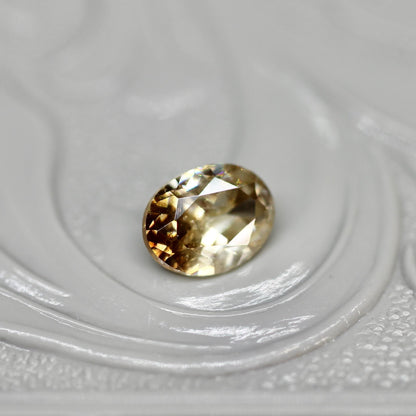 オーバルカット バイカラーキャシテライト 0.83ct 5.1mm×4.2mm×2.1mm【MJ2620】