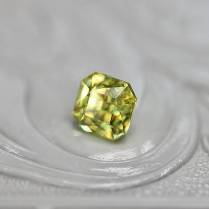 スフェーン 0.82ct ラディアントミックスカット 4.3mm×4.4mm×4.0mm【MJ2722】