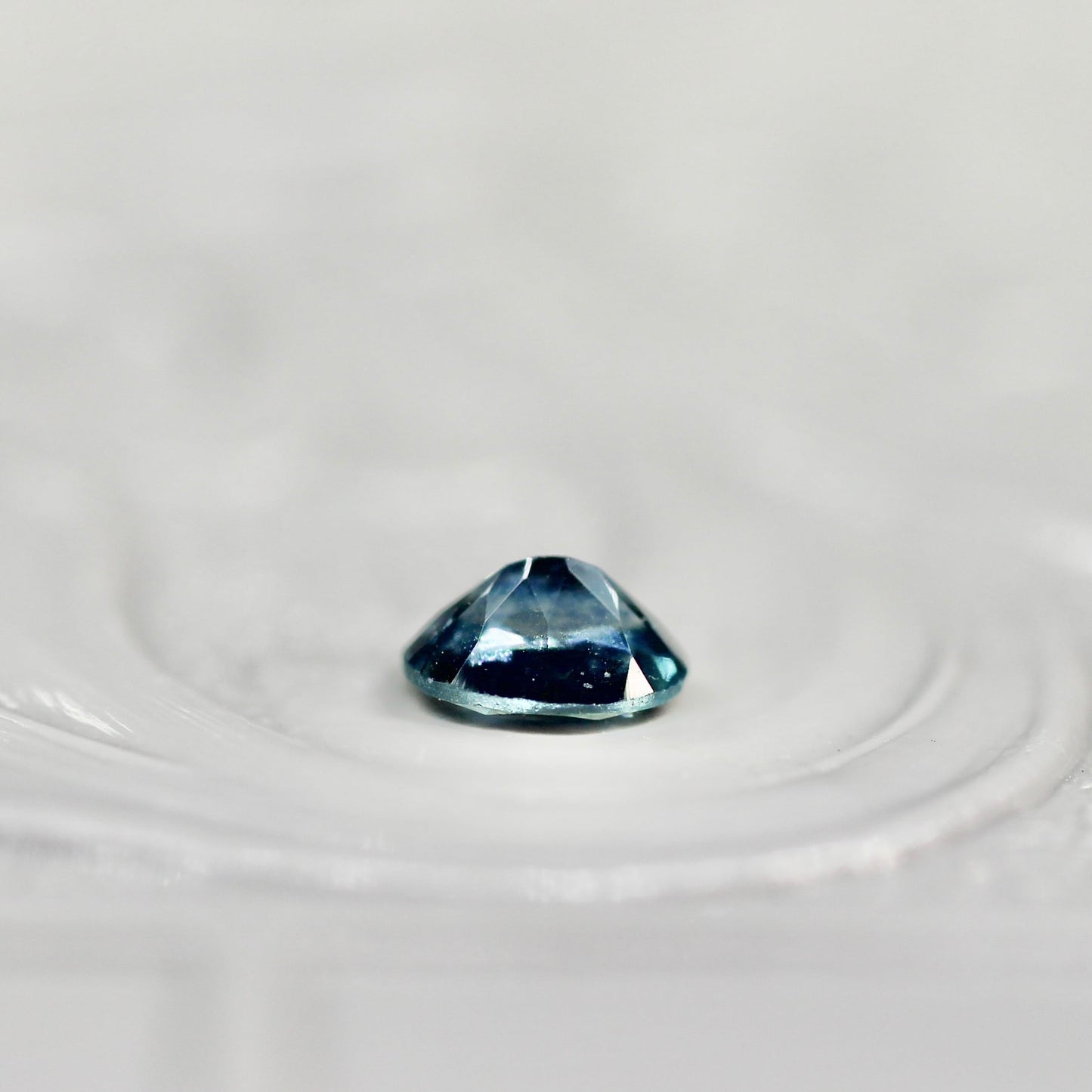 モンタナサファイア 0.21ct オーバルカット 3.8mm×2.7mm×1.5mm 【MJ2632】