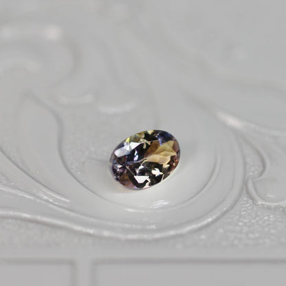 オーバルカット バイカラーゾイサイト 0.40ct  5.6mm×3.6mm×2.0mm 【MJ2528】