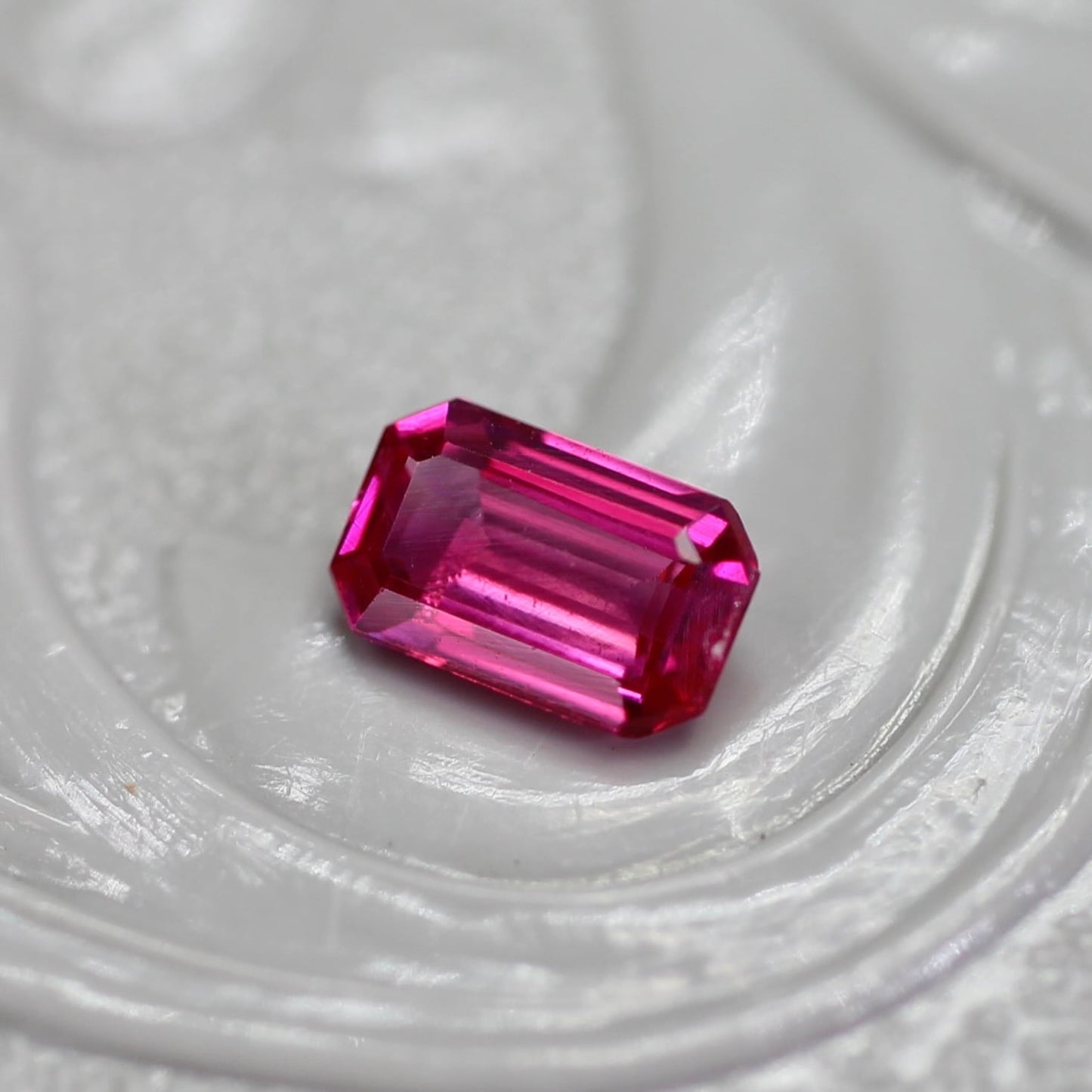 ルビー 0.32ct エメラルドカット 4.9mm×3.1mm×1.8mm【MJ2751】