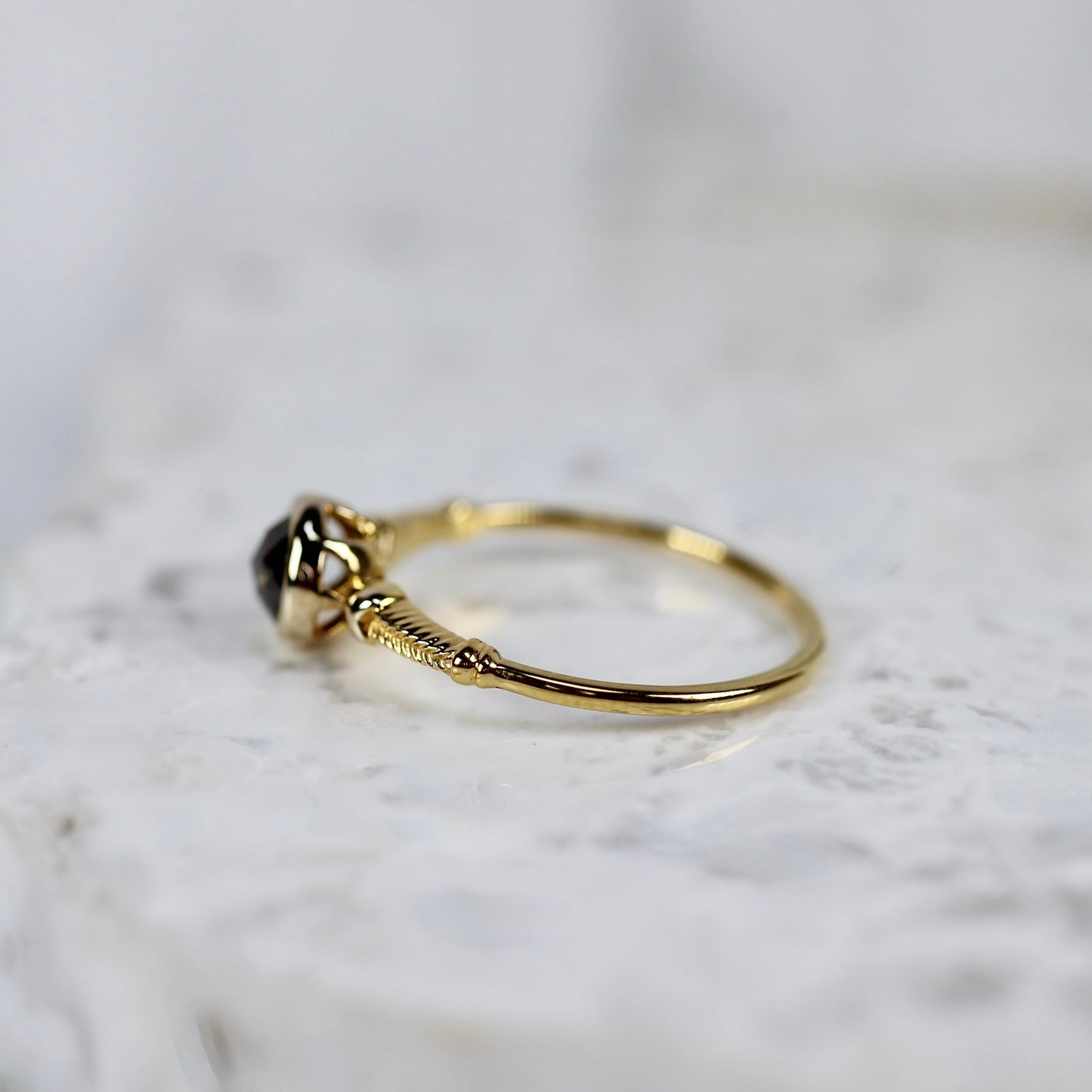 ソルトアンドペッパーダイヤモンド 0.6ct K10YG ラウンドローズカット フクリン(透かし)×ヘリンボーンアーム【MJ2842】