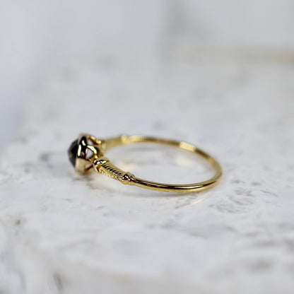 ソルトアンドペッパーダイヤモンド 0.6ct K10YG ラウンドローズカット フクリン(透かし)×ヘリンボーンアーム【MJ2842】