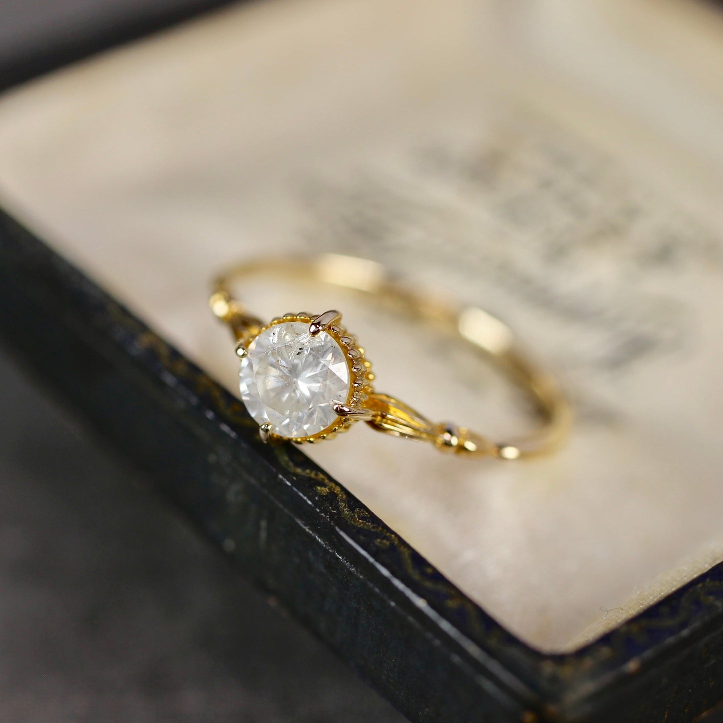 ホワイト系ダイヤモンド 0.56ct K10YG ラウンドブリリアントカット ミルフレーム×アンティークアーム【MJ2839】