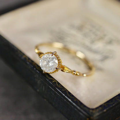 ホワイト系ダイヤモンド 0.56ct K10YG ラウンドブリリアントカット ミルフレーム×アンティークアーム【MJ2839】