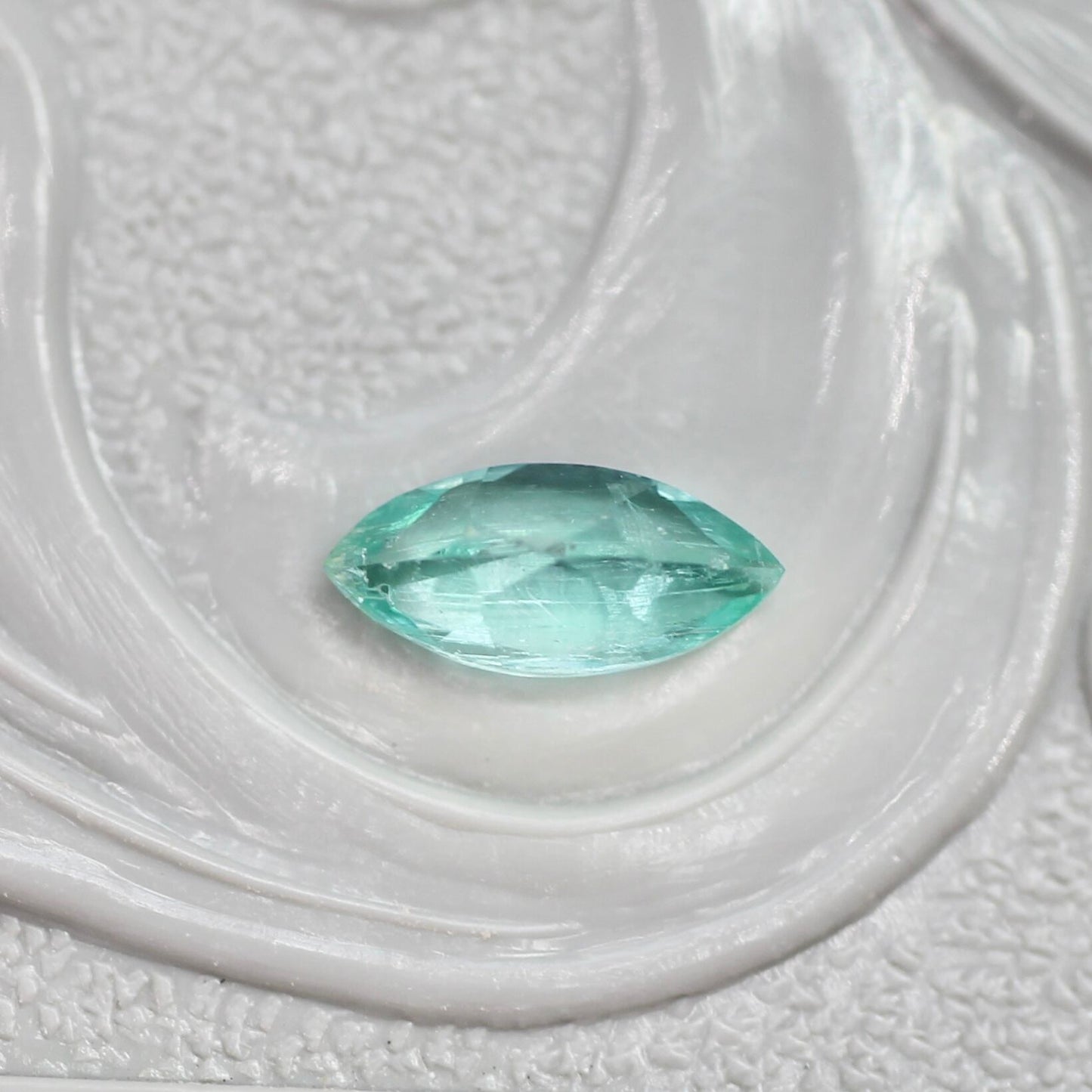 パライバカラーベリル 0.20ct マーキスカット 6.2mm×2.9mm×2.2mm【MJ2713】