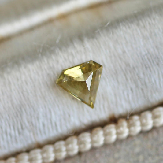 ダイヤカット オリーブブラウンダイヤモンド 0.14ct 3.7mm×3.8mm-1.6mm 【MJ2468】