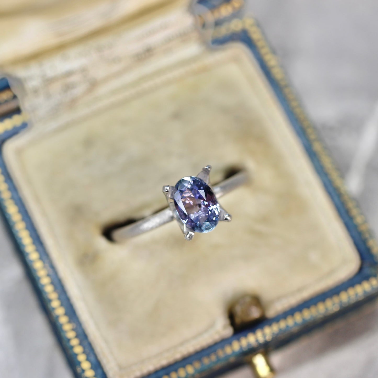 バイカラーゾイサイト 0.75ct オーバルカット 7.1mm×4.9mm×3.1mm【MJ2593】