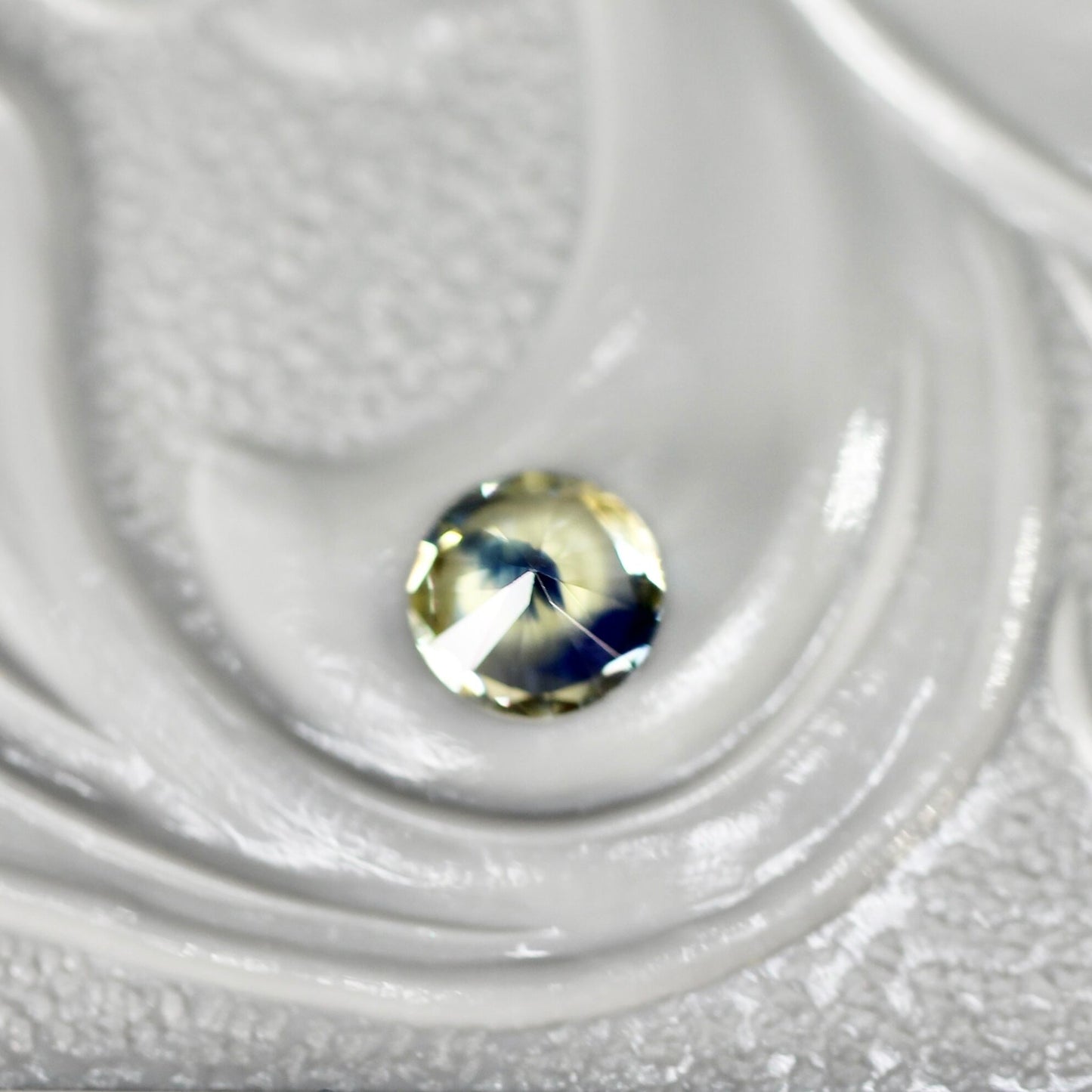 ラウンドカット バイカラーサファイア 0.19ct  3.1mm×3.1mm×1.7mm【MJ2541】