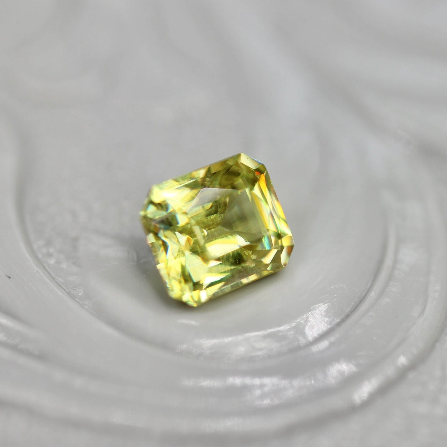 スフェーン 0.45ct ラディアントミックスカット 4.2mm×3.5mm×2.4mm【MJ2726】