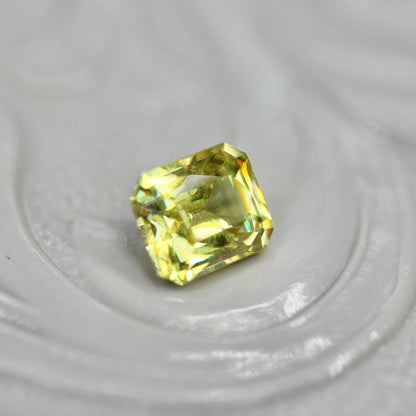 スフェーン 0.45ct ラディアントミックスカット 4.2mm×3.5mm×2.4mm【MJ2726】