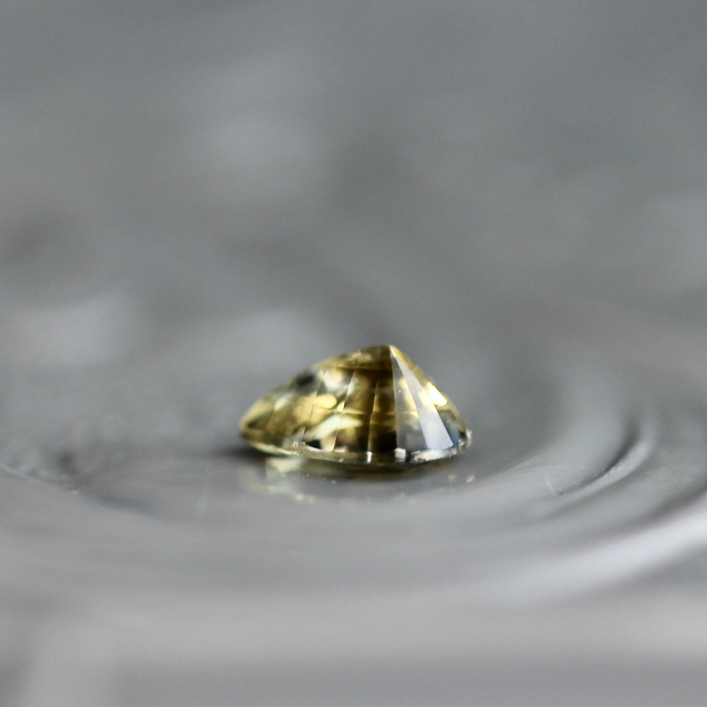 バイカラーサファイア 0.165ct ペアシェイプカット 4mm×3mm 【MJ2458】