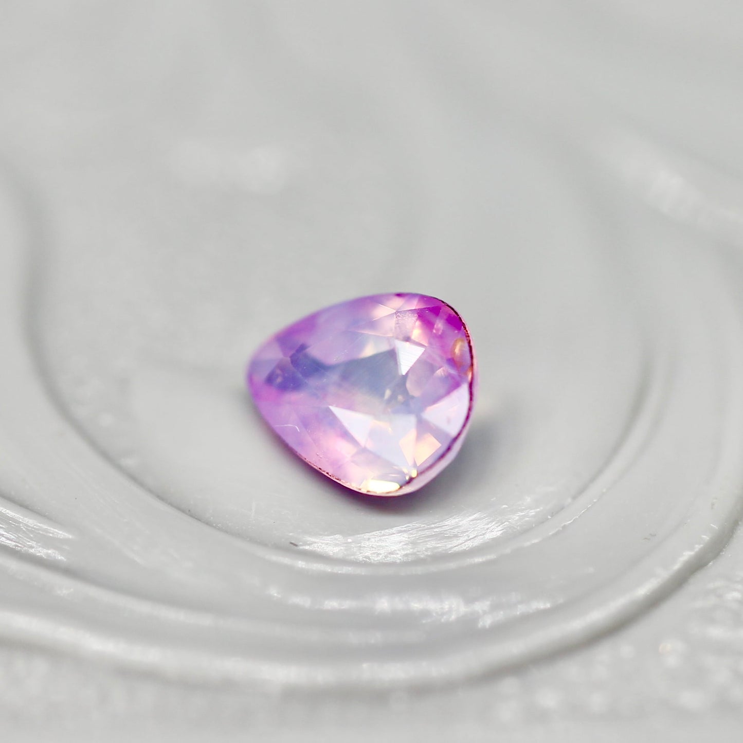 ペアシェイプカット シルキーパープルピンク バイカラーサファイア　0.31ct  4.3mm×3.4mm×1.8mm 【MJ2520】