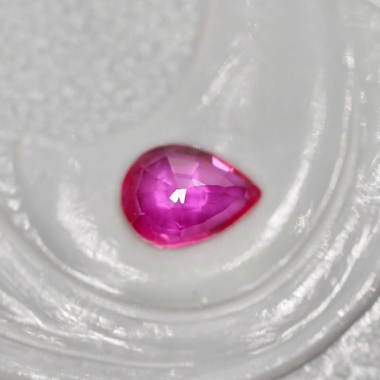 ルビー 0.20ct ペアシェイプカット  3.8mm×2.7mm×1.5mm【MJ2727】