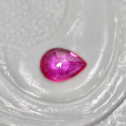 ルビー 0.20ct ペアシェイプカット  3.8mm×2.7mm×1.5mm【MJ2727】