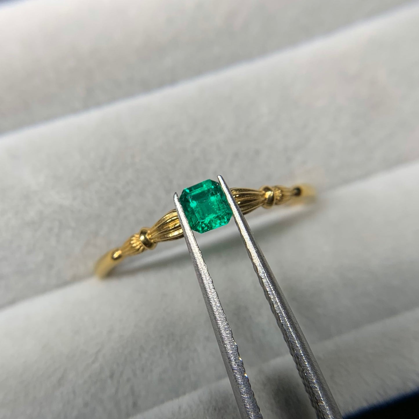 エメラルドカット エメラルド 0.19ct 3.8mm×3.2mm-2.1mm 【MJ2474】