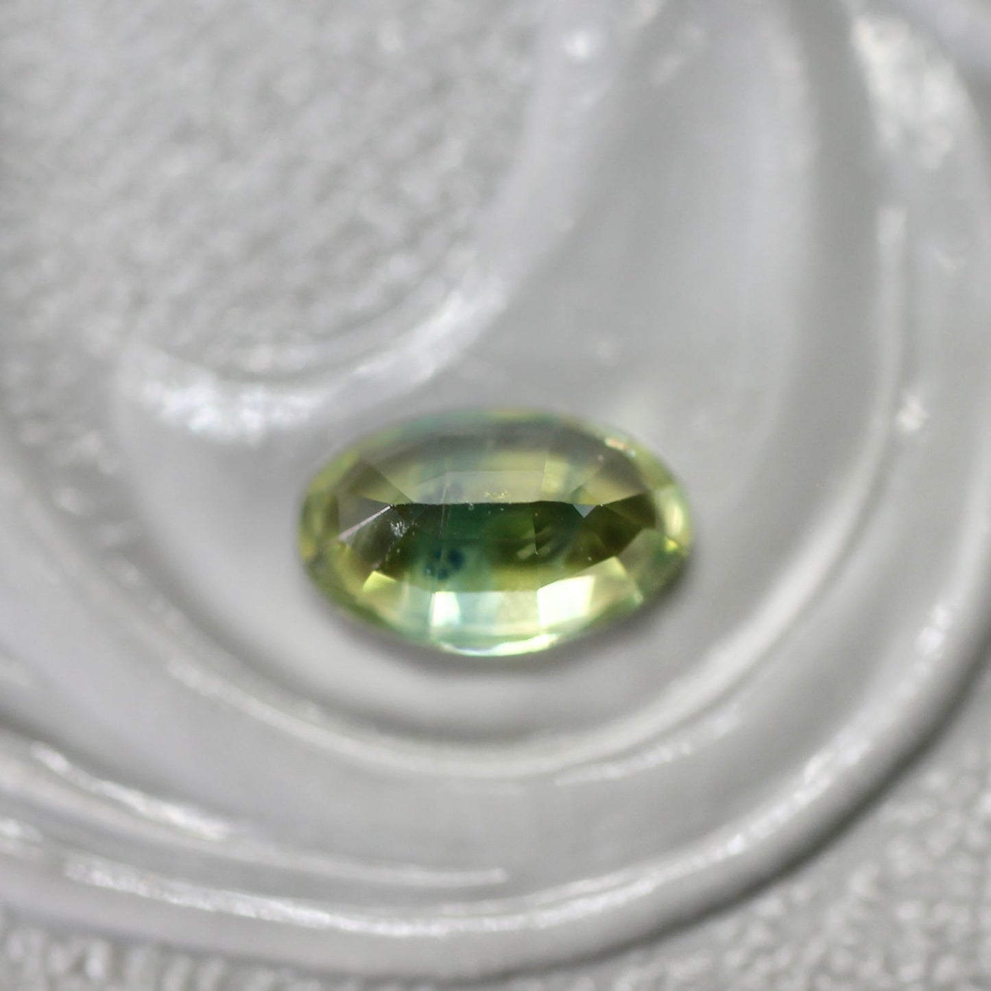 モンタナサファイア 0.32ct オーバルカット  5.1mm×3.1mm×2.3mm【MJ2735】