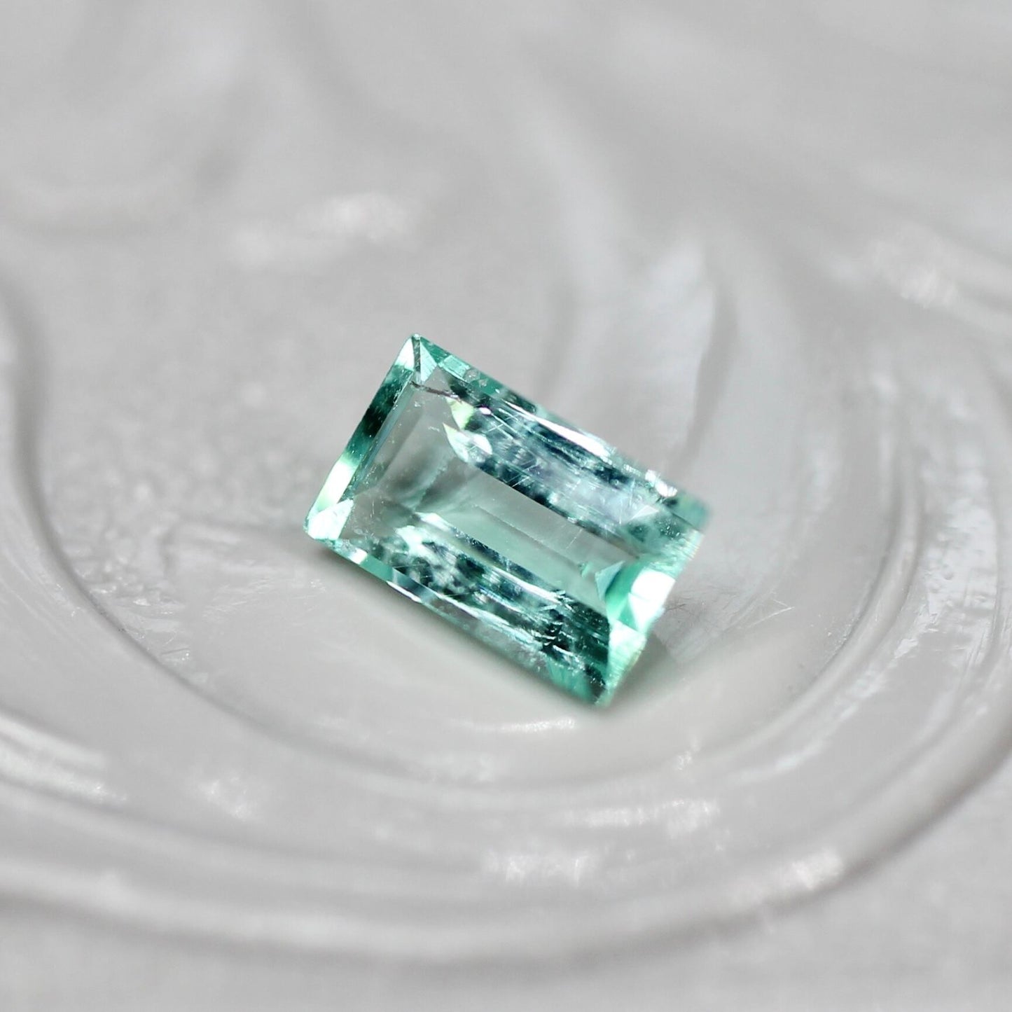 パライバカラーベリル 0.24ct スクエアカット 5.3mm×3.2mm×2.2mm【MJ2717】
