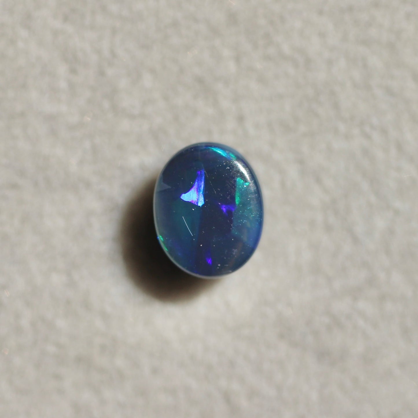 ブラックオパール 0.58ct オーバルカボションカット 6.2mm×5.1mm×2.9mm【MJ2647】