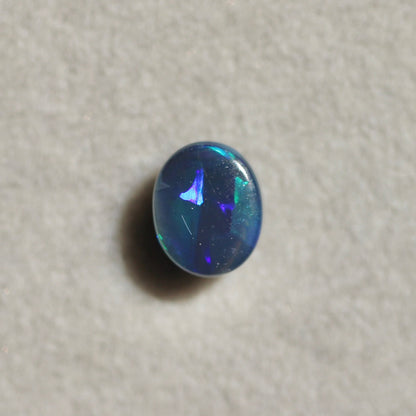 ブラックオパール 0.58ct オーバルカボションカット 6.2mm×5.1mm×2.9mm【MJ2647】