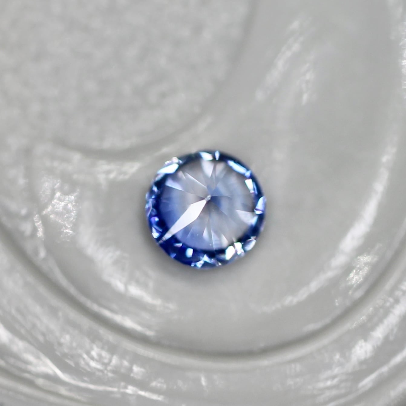 バイカラーサファイア 0.12ct ラウンドカット  2.9mm×2.9mm×2.1mm【MJ2552】