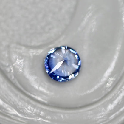 バイカラーサファイア 0.12ct ラウンドカット  2.9mm×2.9mm×2.1mm【MJ2552】