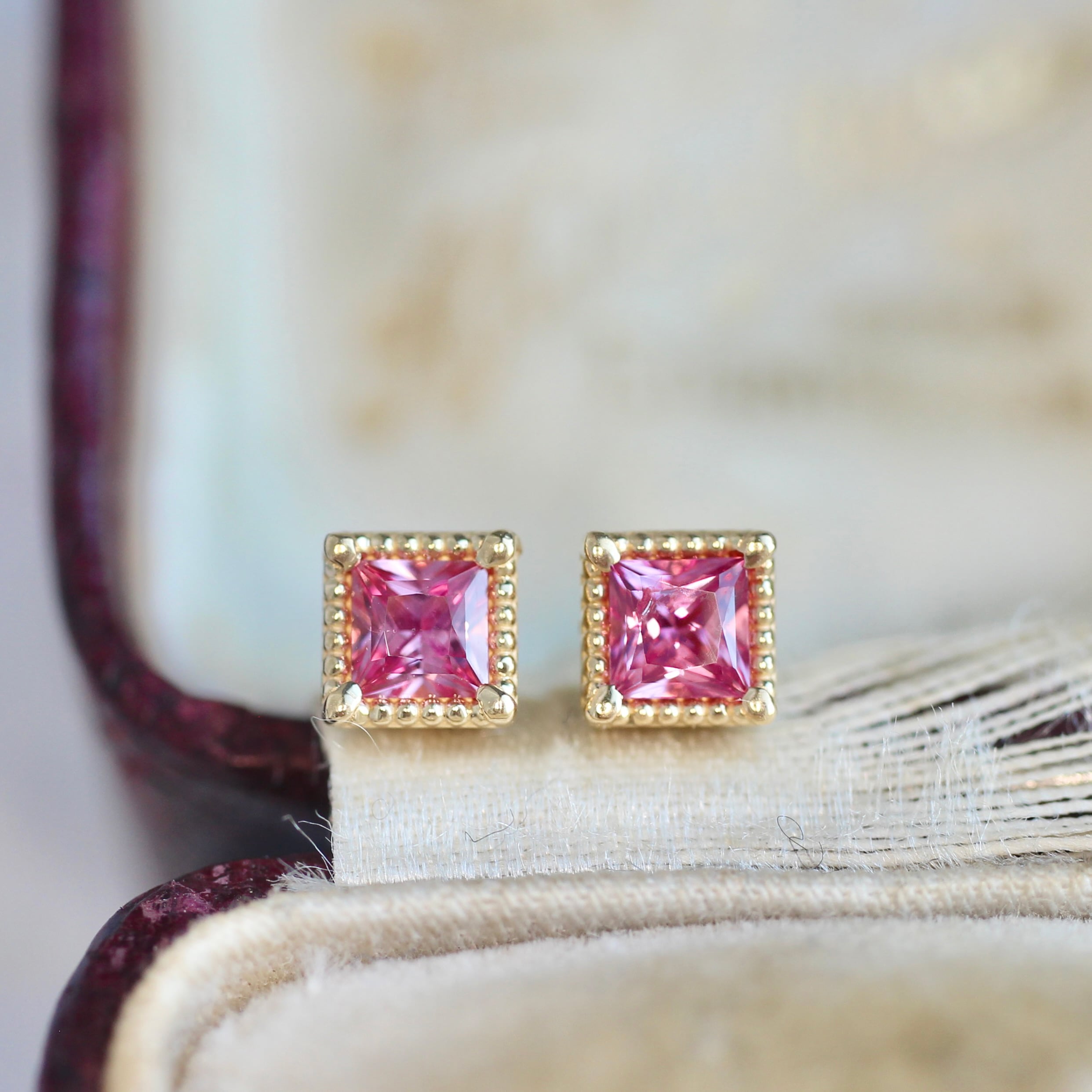 アヤナスピネル 3mm×3mm K18YG ミルフレーム ピアス 片耳 【MJ2498