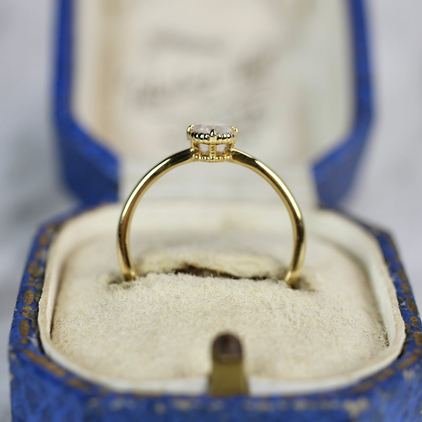 ホワイト系ダイヤモンド 0.22ct K18YG ラウンドブリリアントカット ミルフレーム×テーパーアーム【MJ2841】