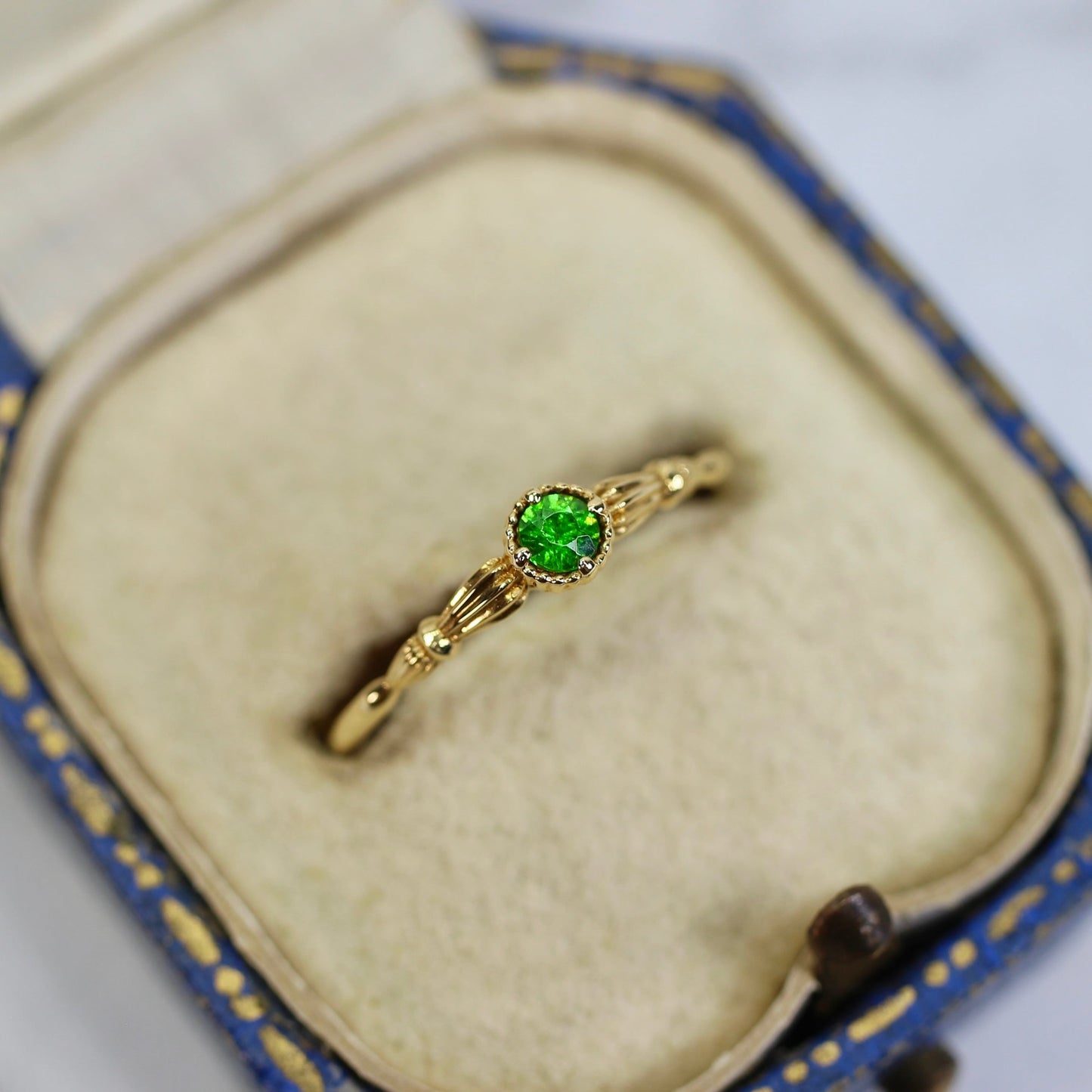 デマントイドガーネット 0.145ct ラウンドブリリアントカット K10YG ミルフレーム×アンティークアーム【MJ2846】