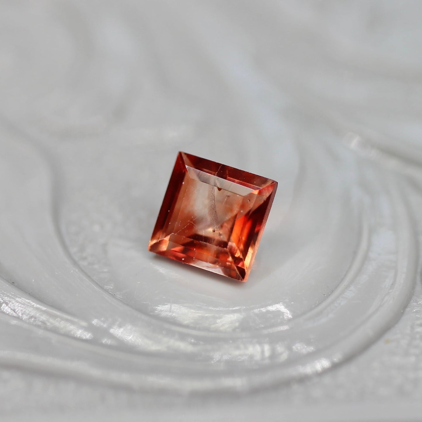 バイカラーラブラドライト 0.31ct スクエアカット 4.2mm×4.2mm×2.7mm【MJ2697】