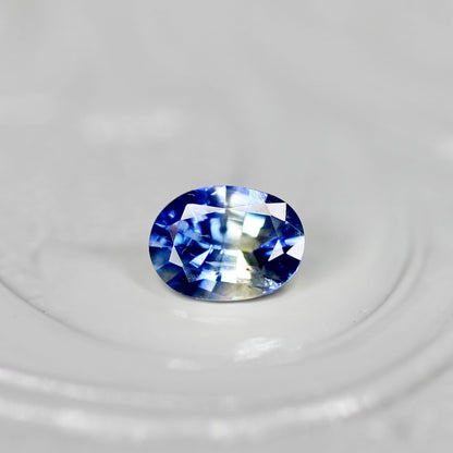 バイカラーサファイア 0.19ct オーバルカット 4.1mm×2.1mm×3.1mm【MJ2557】
